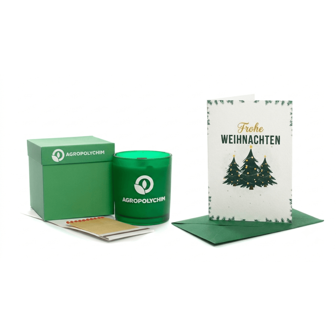 Grünes Geschenkset mit Agropolychim-Kerze, Streichhölzern und einer Weihnachtskarte mit der Aufschrift „Frohe Weihnachten“.