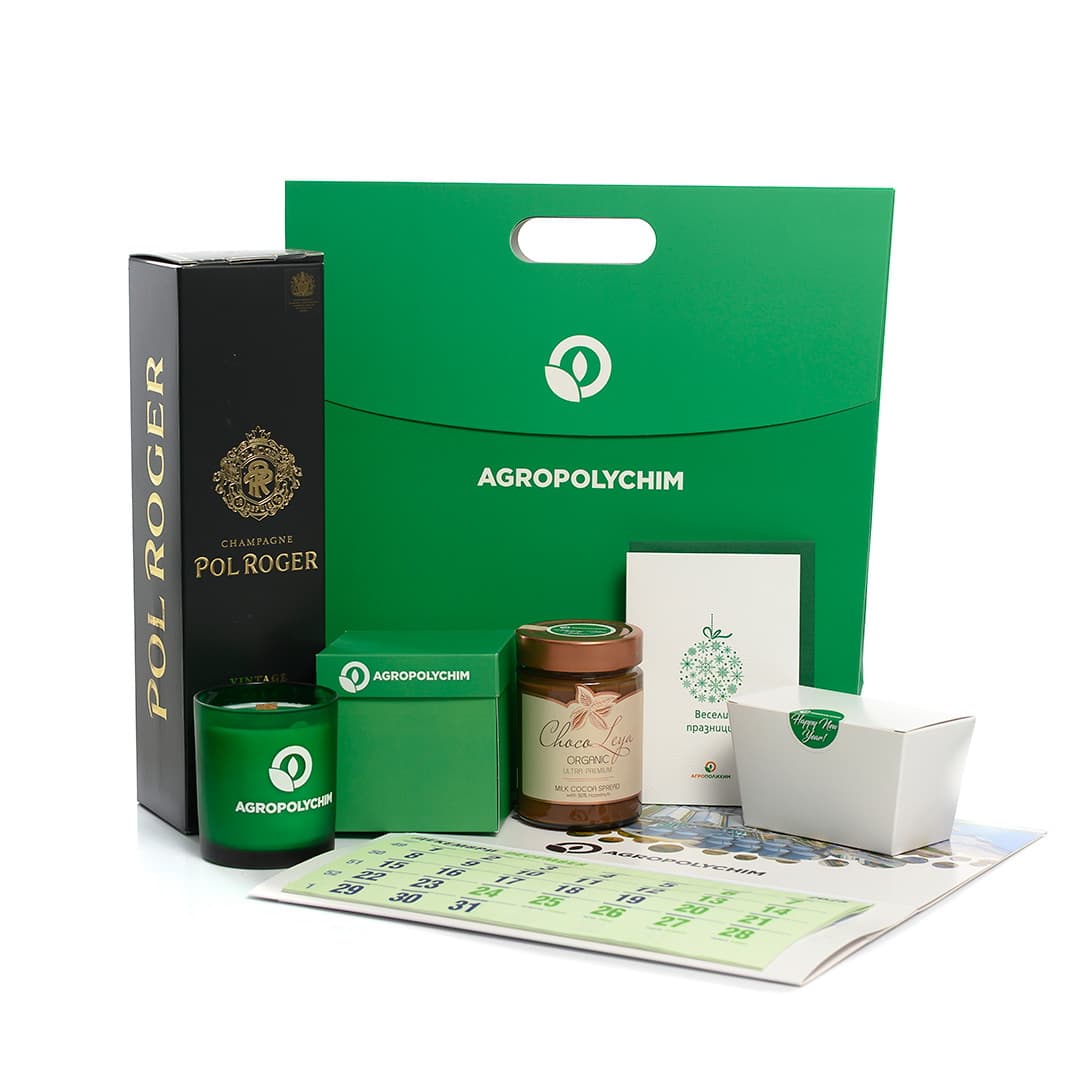 Grünes Agropolychim Firmengeschenkset mit Pol Roger Champagner, Kerze, Schokoladenaufstrich und Kalender auf weißem Hintergrund.
